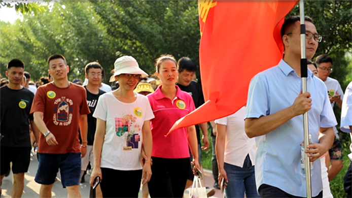 宝鸡近千人健步行 打卡渭河公园
