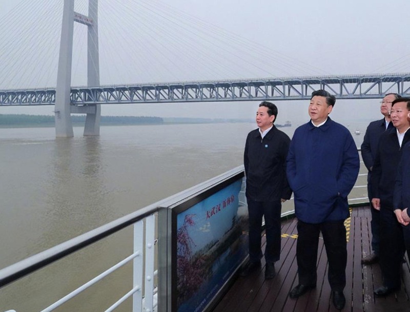 (2018年4月25日，习近平总书记从宜昌前往荆州，察看长江沿岸生态环境和发展建设情况。)