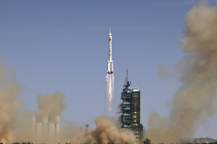 2022年6月5日，搭载神舟十四号载人飞船的长征二号F遥十四运载火箭，在酒泉卫星发射中心点火发射。新华社记者 李刚 摄