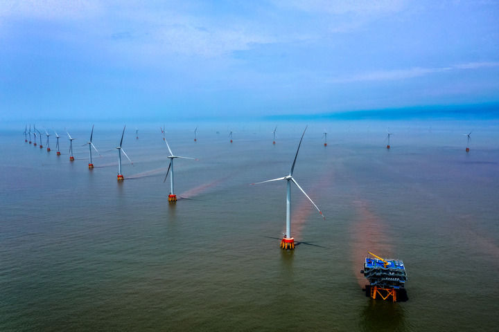 2021年5月16日拍摄的浙江舟山北部海域的中广核岱山4号海上风电场(无人机照片)。新华社发(姚峰 摄)