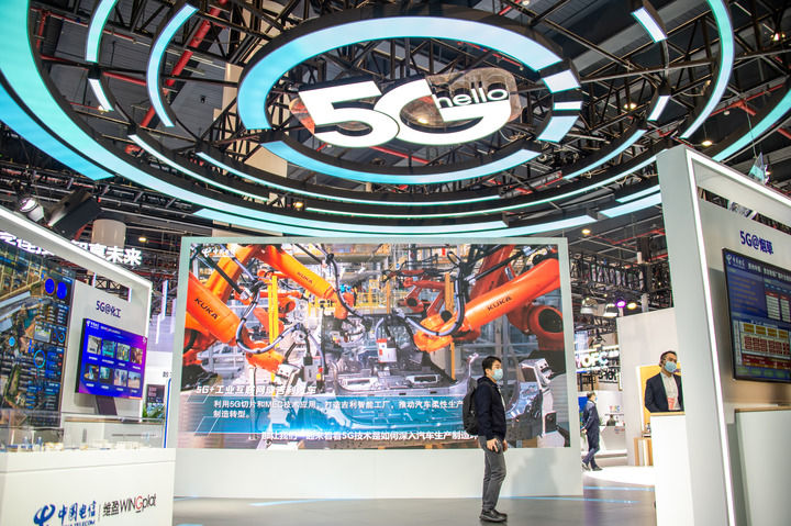 这是2021年11月20日在武汉中国光谷科技会展中心拍摄的“5G 工业互联网成果展”现场。新华社记者 伍志尊 摄