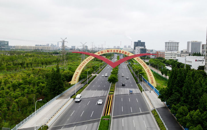 这是2022年6月21日拍摄的位于上海外高桥保税区的中国(上海)自由贸易试验区标志“海鸥门”(无人机照片)。新华社记者 方喆 摄