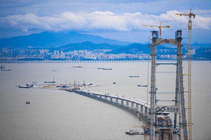 2022年6月7日拍摄的深中通道伶仃洋大桥东塔、西人工岛及远处的深圳市区。新华社记者 邓华 摄