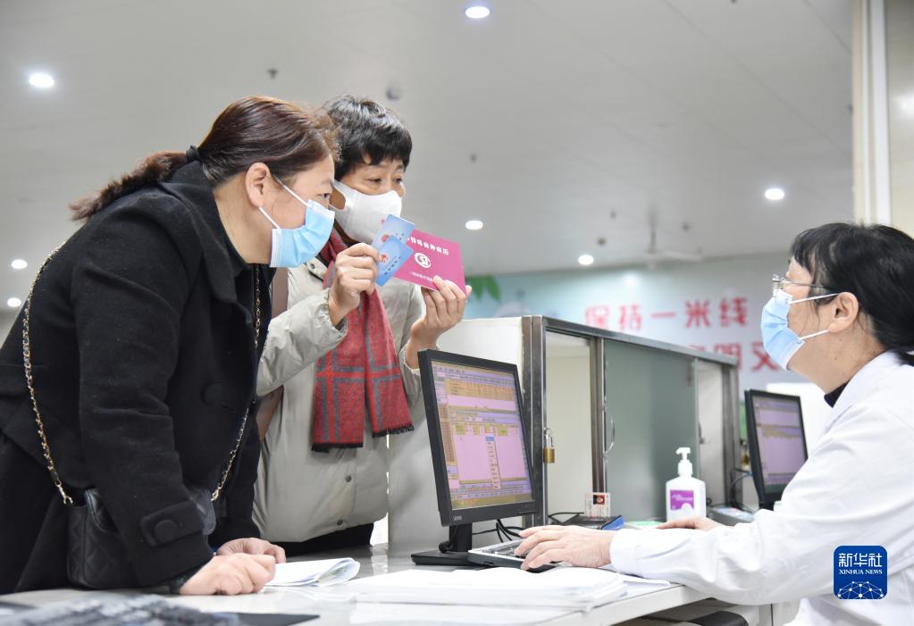 在福建省三明市沙县区总医院便民门诊窗口，群众在咨询特殊病种报销情况(2022年1月14日摄)。新华社发(许琰 摄)
