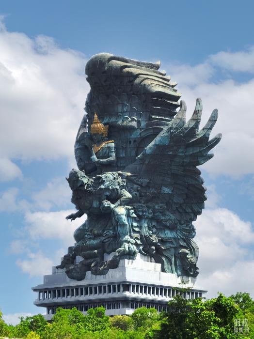 △神鹰雕塑，既是世界上最高、最大的现代雕塑之一，也是巴厘岛的标志性建筑之一，这座高121米、宽64米的雕像坐落于神鹰广场文化公园。(总台央视记者曹亚星拍摄)