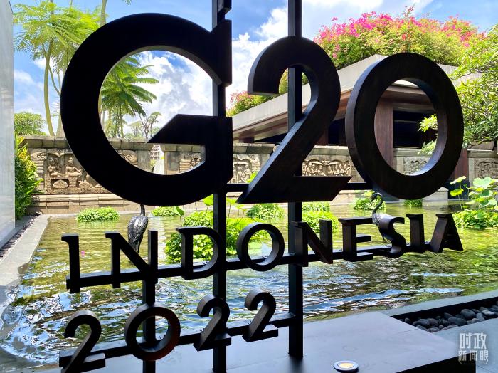 △巴厘岛峰会主会场内各处的G20标识。(总台央视记者李增仁拍摄)