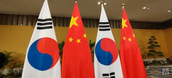 △会见现场的中国和韩国两国国旗。(总台央视记者耿小龙拍摄)
