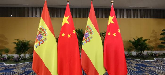 △会见现场的中国和西班牙两国国旗。(总台央视记者耿小龙拍摄)