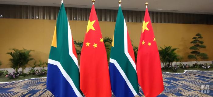 △会见现场的中国和南非两国国旗。(总台央视记者耿小龙拍摄)