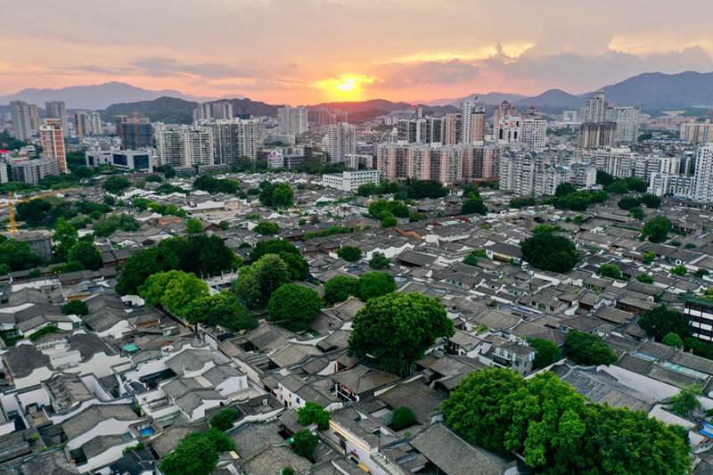 2021年7月10日，夕陽映照下的福州三坊七巷文化歷史街區(qū)。