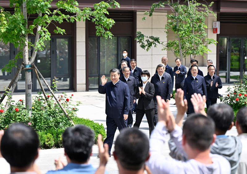 2023年5月10日，習近平在河北省雄安新區(qū)容東片區(qū)南文營社區(qū)考察。