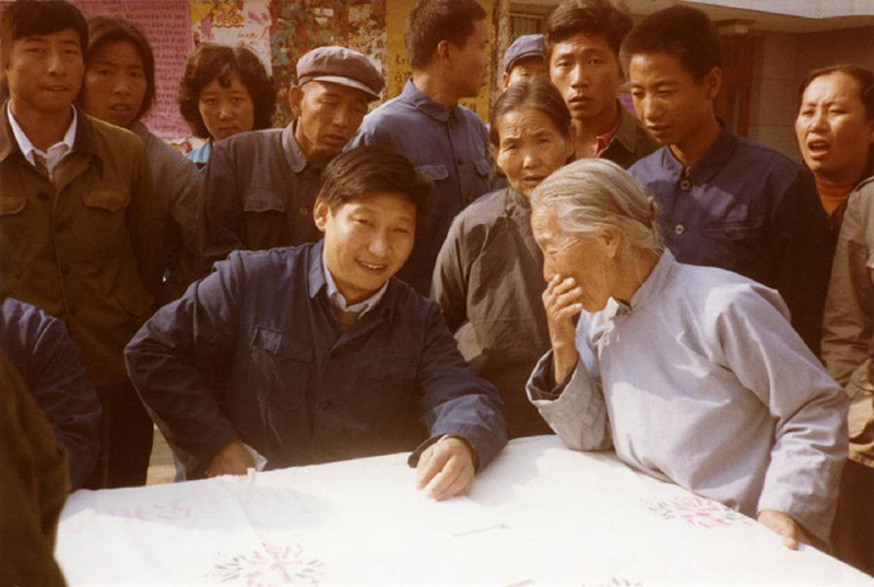 這是1983年，時任河北正定縣委書記的習近平（前排居中），臨時在大街上擺桌子聽取老百姓意見。