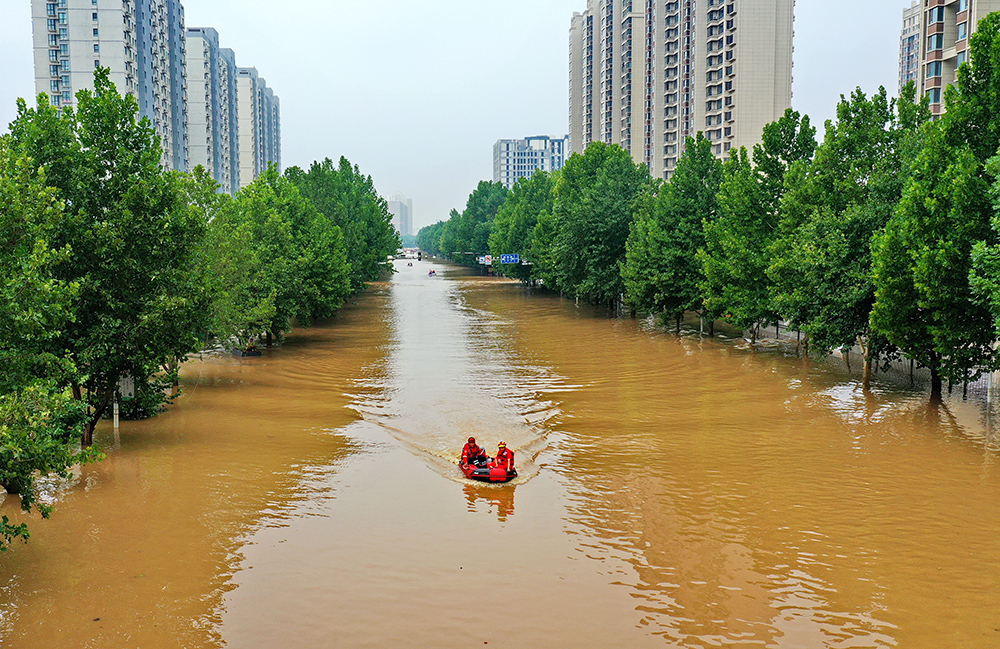 救援人員在河北省涿州市市區(qū)乘坐沖鋒舟前去轉(zhuǎn)移受災(zāi)群眾（8月2日攝，無人機(jī)照片）。