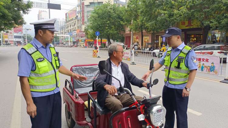 簡篇-多警聯動開展城區交通秩序專項整治行動