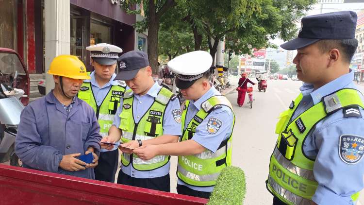 簡篇-多警聯動開展城區交通秩序專項整治行動