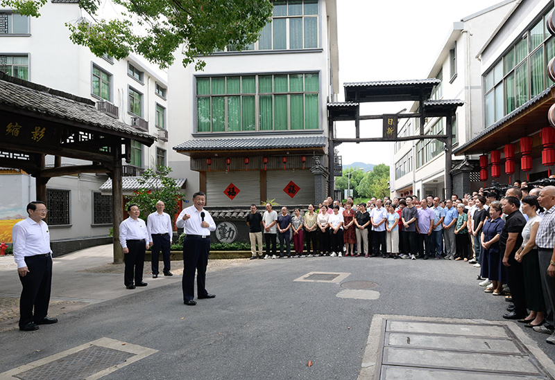 2023年9月20日，習(xí)近平在浙江省金華市義烏市后宅街道李祖村考察時，同群眾親切交流。