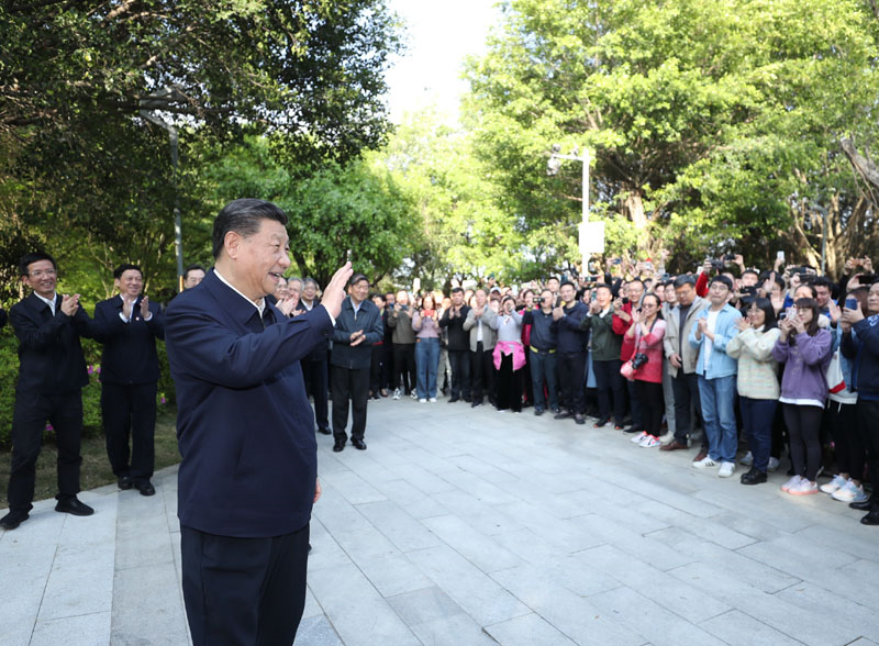 2021年3月24日，習(xí)近平在福建省福州市福山郊野公園考察時，向市民們招手致意。