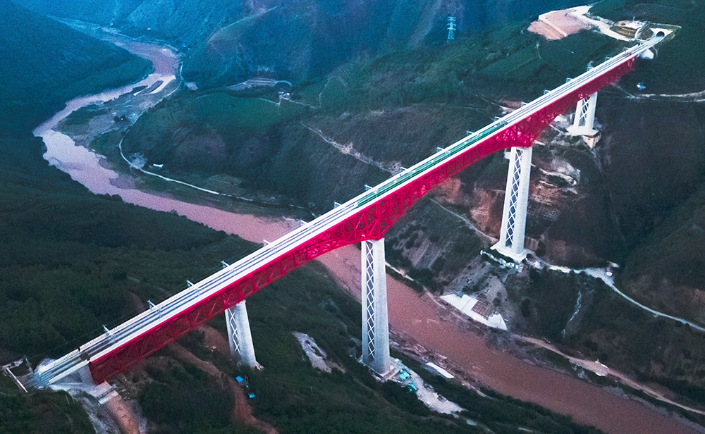 中老鐵路首發(fā)列車駛過中國云南省元江哈尼族彝族傣族自治縣境內(nèi)的元江雙線特大橋（2021年12月3日攝，無人機照片）。