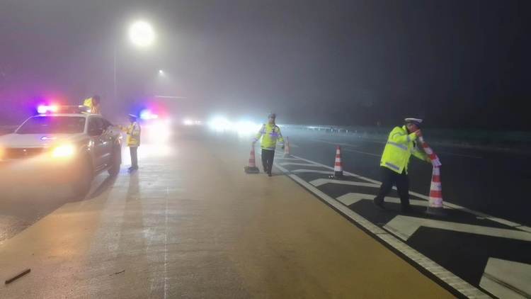 簡篇-【平安國慶 交警同行】在寶雞 秋“警”宜人 暖心如故