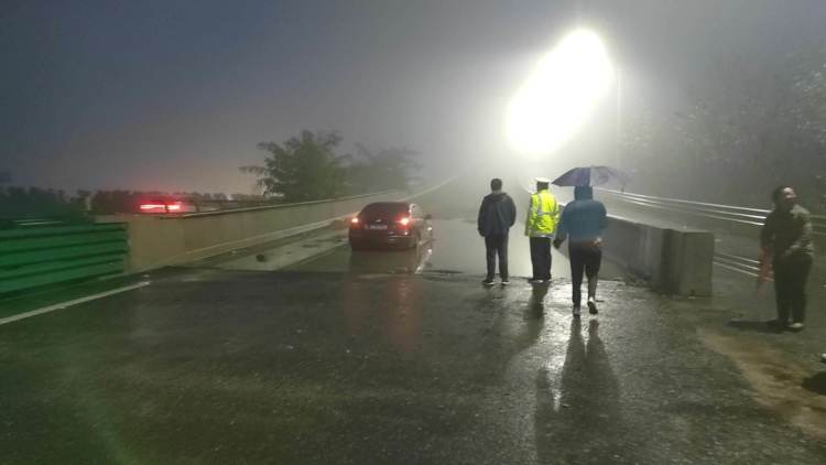 簡篇-【平安國慶 交警同行】在寶雞 秋“警”宜人 暖心如故