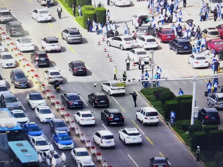 簡篇-【平安國慶 交警同行】在寶雞 秋“警”宜人 暖心如故