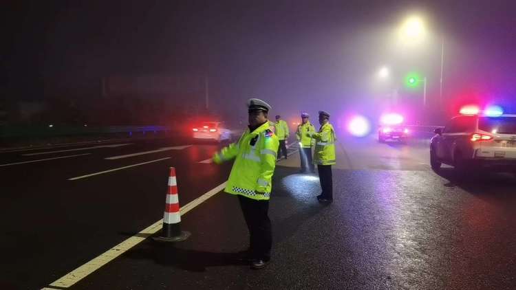 簡篇-【平安國慶 交警同行】在寶雞 秋“警”宜人 暖心如故