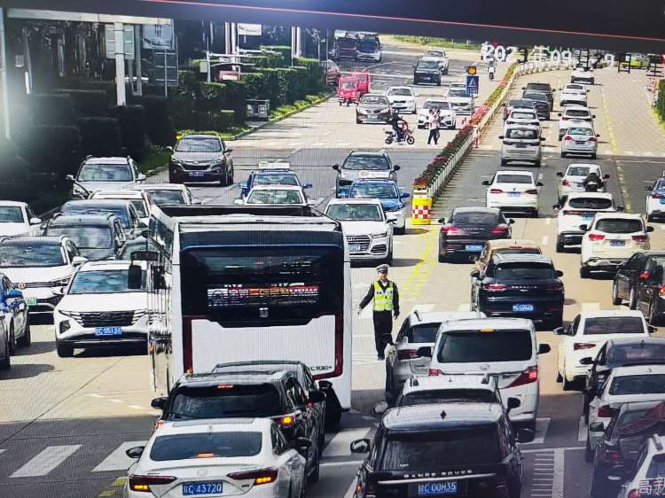 簡篇-【平安國慶 交警同行】在寶雞 秋“警”宜人 暖心如故