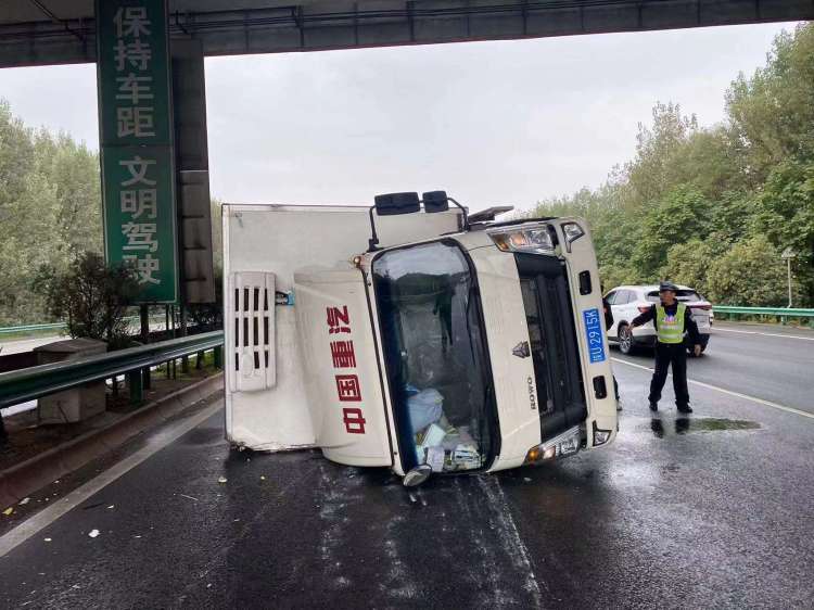 簡篇-【平安國慶 交警同行】在寶雞 秋“警”宜人 暖心如故