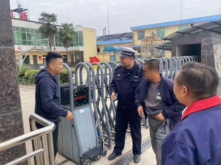 簡篇-【平安國慶 交警同行】在寶雞 秋“警”宜人 暖心如故