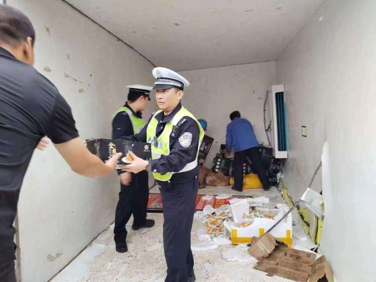 簡篇-【平安國慶 交警同行】在寶雞 秋“警”宜人 暖心如故