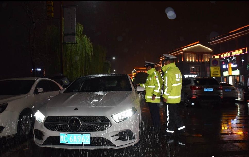 簡篇-【平安國慶 交警同行】在寶雞 秋“警”宜人 暖心如故