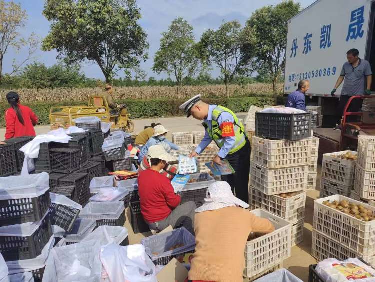 簡篇-【平安國慶 交警同行】在寶雞 秋“警”宜人 暖心如故