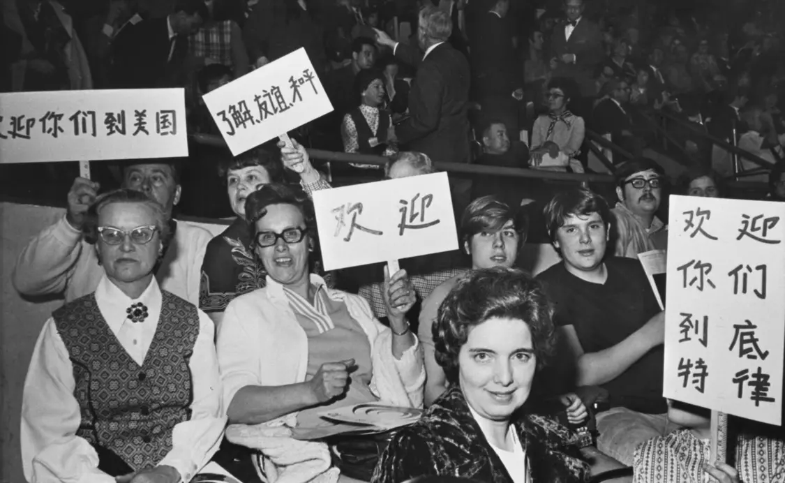 1972年4月，底特律观众举着用中文书写的标语牌，在赛场上热情欢迎中国乒乓球代表团访美。