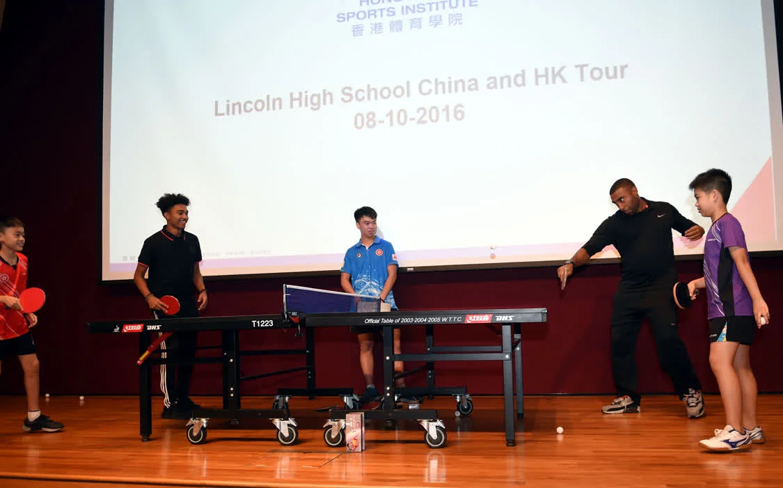 2016年10月8日，香港乒乓球运动员与林肯中学学生进行交流比赛。