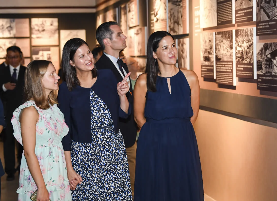 8月8日，在中国重庆史迪威博物馆举行的约瑟夫·史迪威将军诞辰140周年纪念活动上，嘉宾参观史迪威将军生平图片展。