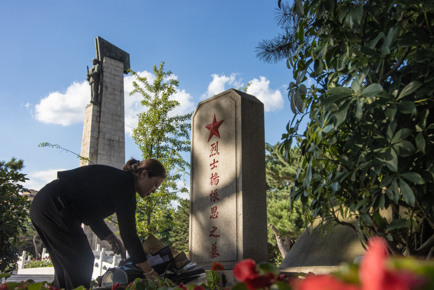 市民來(lái)到沈陽(yáng)抗美援朝烈士陵園祭奠。人民網(wǎng)記者 邱宇哲攝