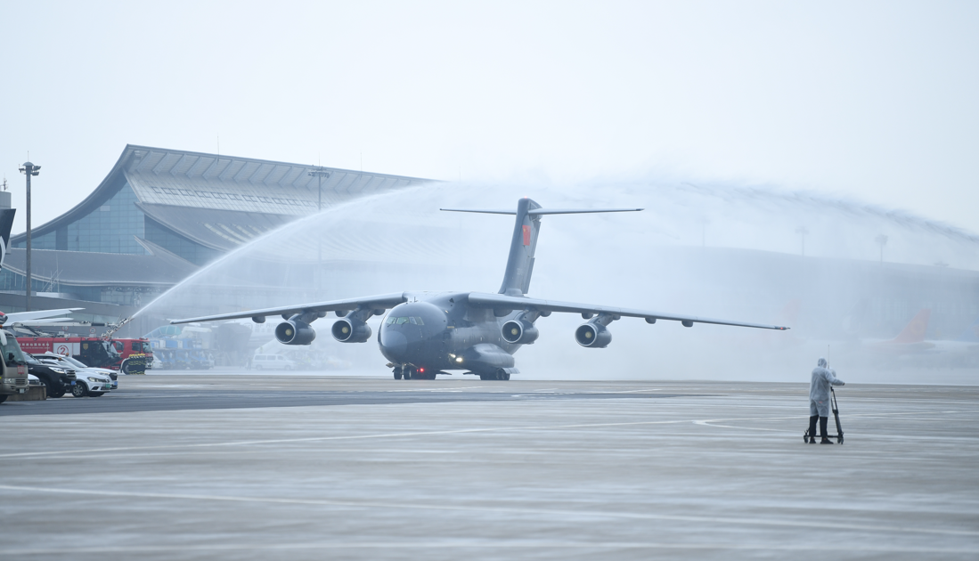 2022年9月16日，第九批志愿軍烈士遺骸回國專機運—20降落在沈陽桃仙國際機場。人民網(wǎng)記者 邱宇哲攝