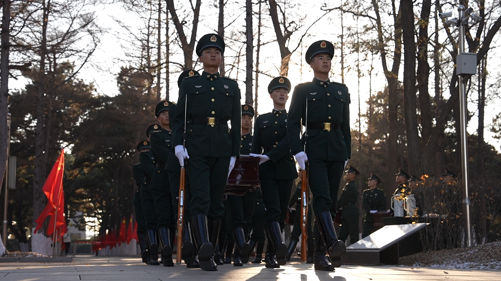 2023年11月18日，解放軍儀仗司禮大隊(duì)的禮兵在沈陽(yáng)抗美援朝烈士陵園訓(xùn)練。人民網(wǎng)記者 邱宇哲攝