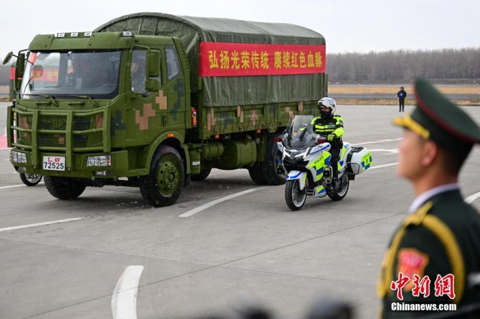 圖為儀式結(jié)束后，志愿軍烈士遺骸棺槨被護(hù)送前往沈陽抗美援朝烈士陵園。<a target='_blank' href='/' >中新網(wǎng)</a>記者 于海洋 攝