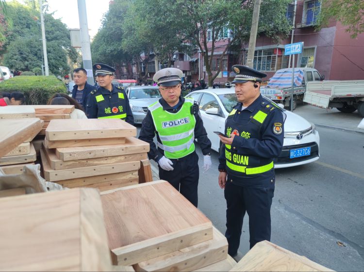 簡篇-“城管+交警”聯合執法 合力提升道路秩序