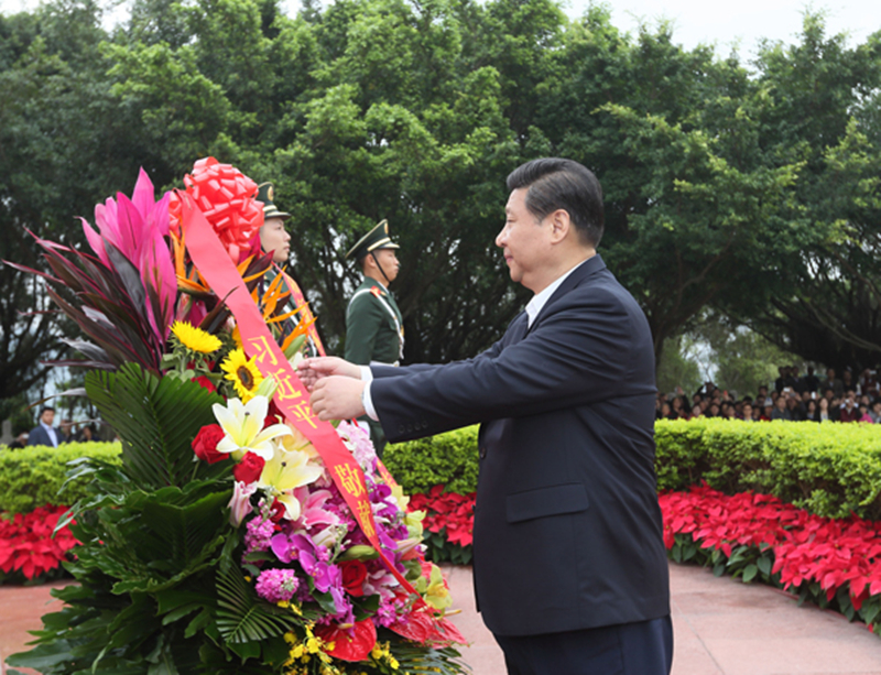 2012年12月8日，習(xí)近平在深圳蓮花山公園向鄧小平銅像敬獻(xiàn)花籃。