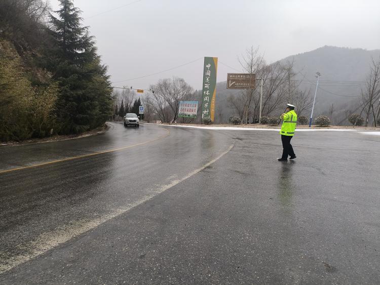 簡篇-節日我在崗|鳳縣公安交警圓滿完成元旦期間道路交通安保工作