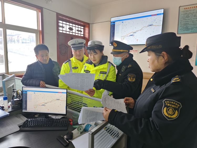 簡篇-節日我在崗|鳳縣公安交警圓滿完成元旦期間道路交通安保工作