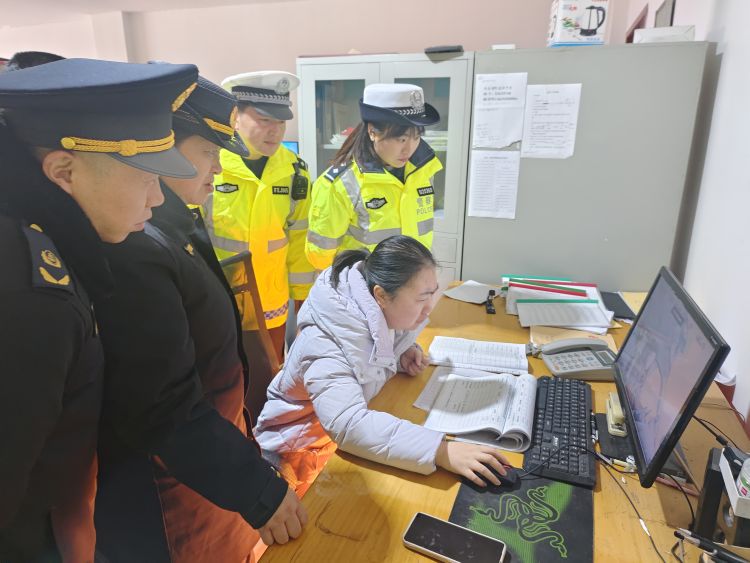 簡篇-節日我在崗|鳳縣公安交警圓滿完成元旦期間道路交通安保工作