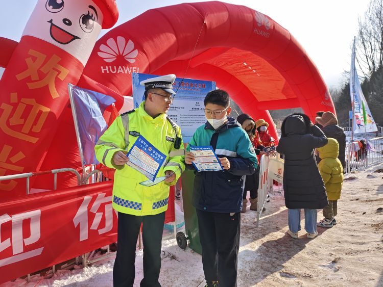 簡篇-節日我在崗|鳳縣公安交警圓滿完成元旦期間道路交通安保工作