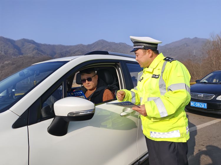 簡篇-節日我在崗|鳳縣公安交警圓滿完成元旦期間道路交通安保工作