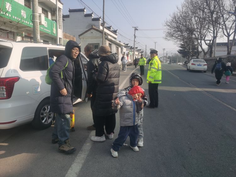 簡篇-節日我在崗|鳳縣公安交警圓滿完成元旦期間道路交通安保工作