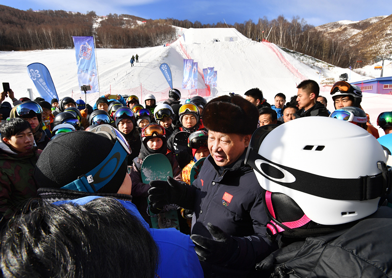 2017年1月23日，習(xí)近平總書記在云頂滑雪場同正在集訓(xùn)的國家滑雪隊運動員及滑雪愛好者親切交談。