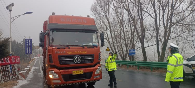 簡篇-鳳縣公安交警多舉措戰風雪保暢通