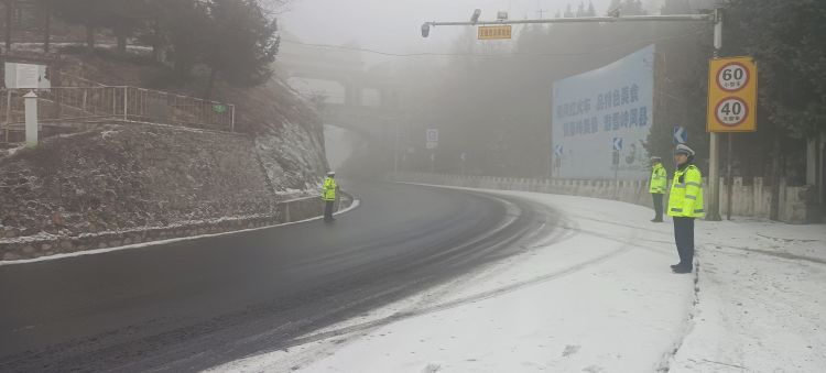 簡篇-鳳縣公安交警多舉措戰風雪保暢通